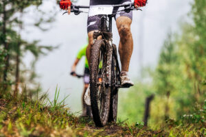 Professioneel mountainbiker in loondienst